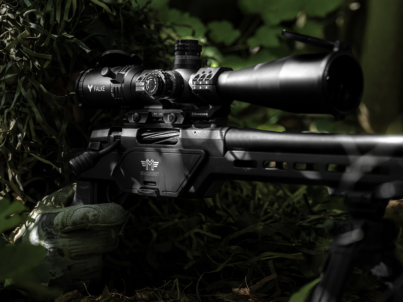 FALKE-Zielfernrohr auf einem Messerschmitt-Präzisionsgewehr, Scharfschütze im Ghillie-Anzug