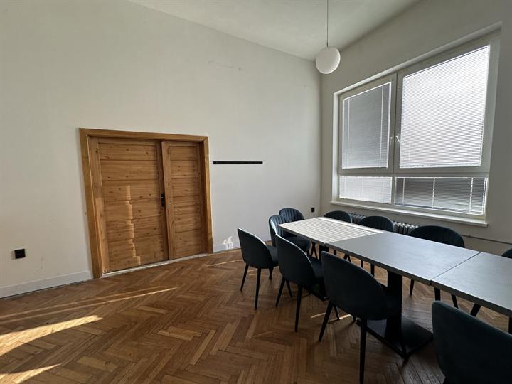 Committee room with parquet flooring and a panelled double door
