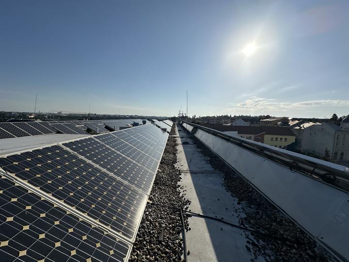 Roof plant deck with a solar array