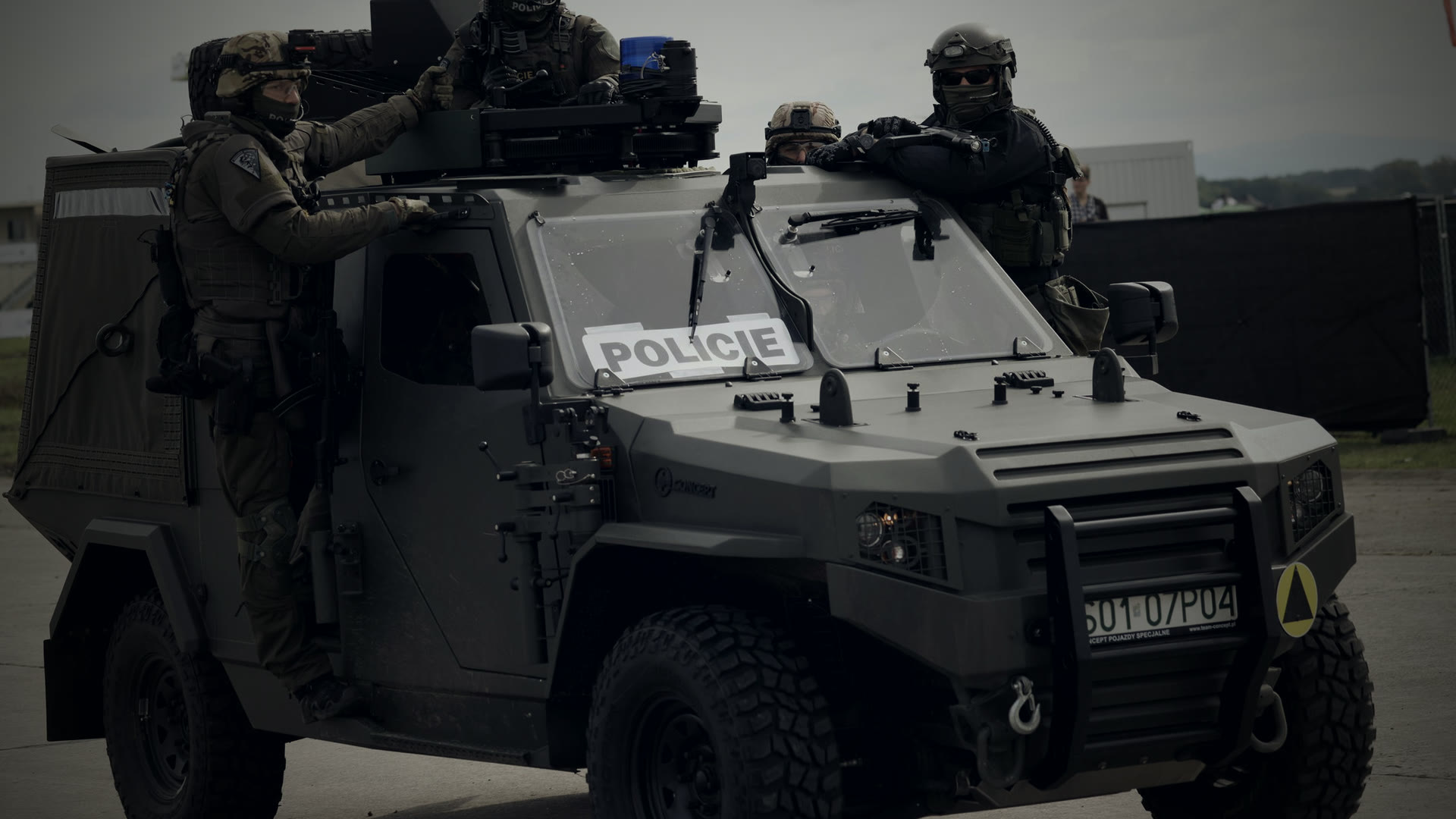Mission Dust Line — Interventionsteam auf einem gepanzerten Polizeifahrzeug
