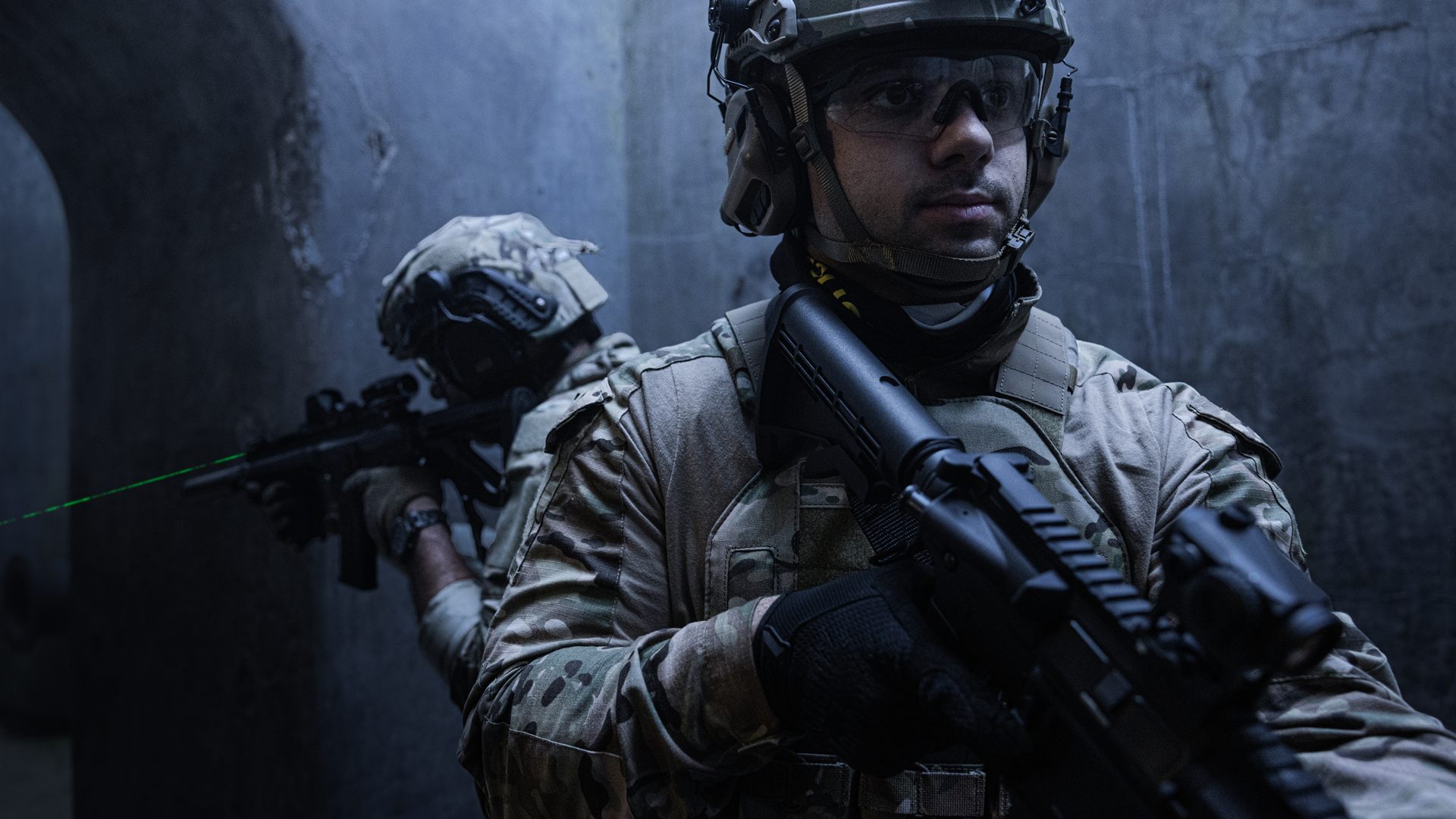 Mission Grey Zone — urbanes CQB, Operatoren mit Waffenlichtern im Dunst