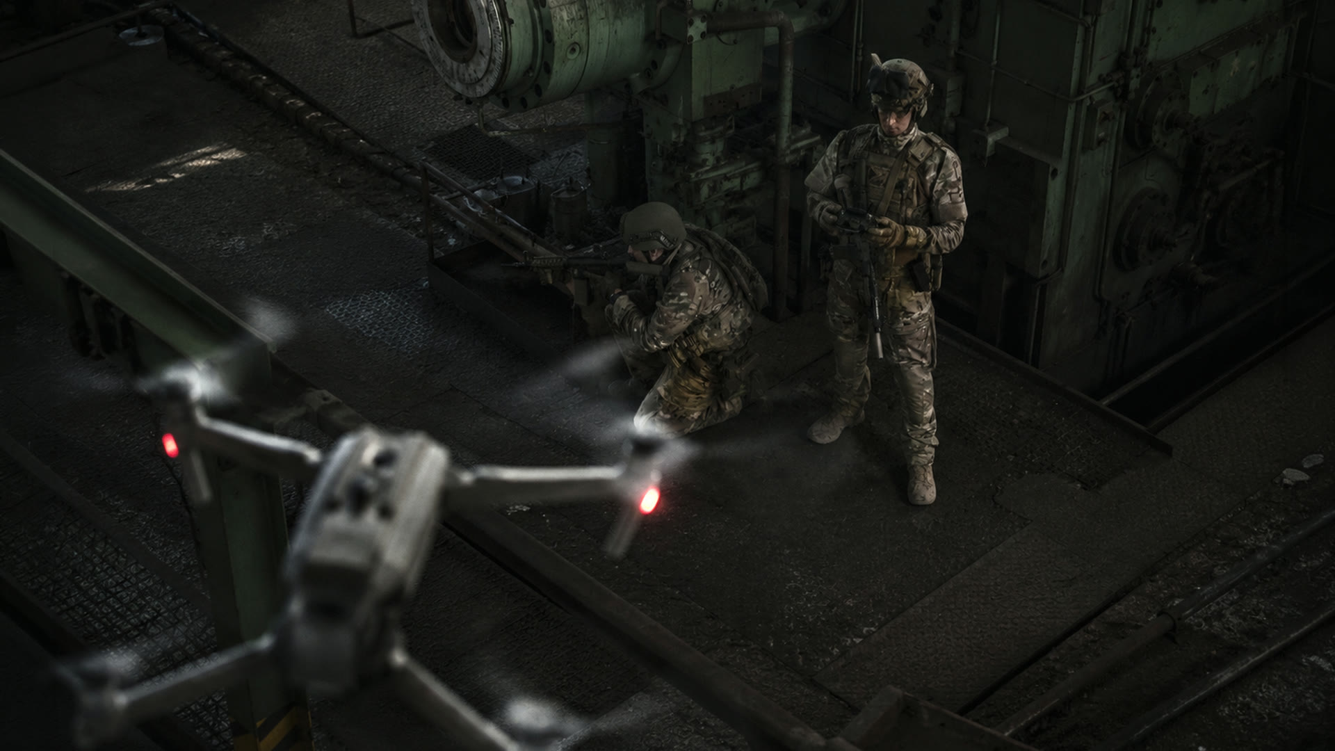 Mission Outpost — eine Drohne schwebt über zwei Operatoren in einer Industriehalle