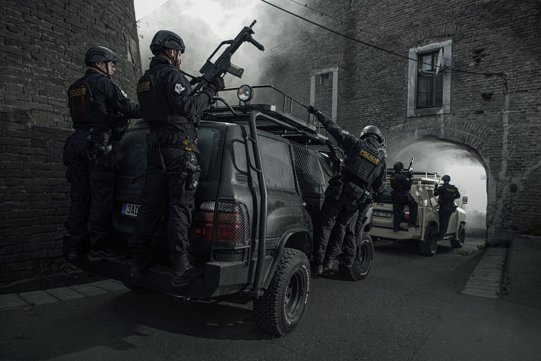 Police intervention team on a vehicle at a gate